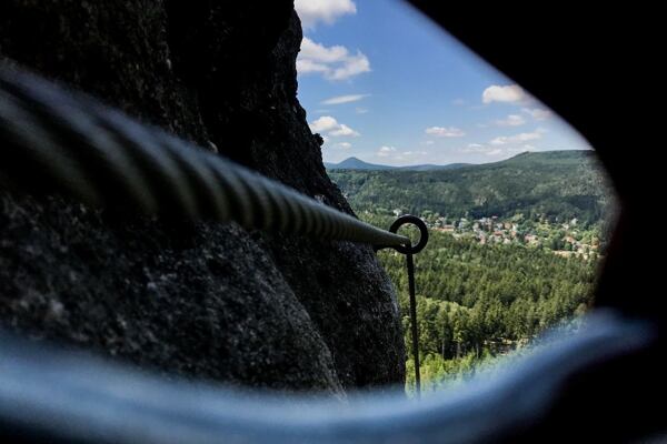 Obecně platí, že mezi lezci na ferratách by měl být alespoň jeden kotvící bod