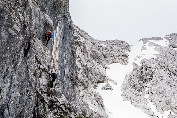 Na ferratu nikdy nechoďte bez přilby, největším nebezpečím je padající kamení