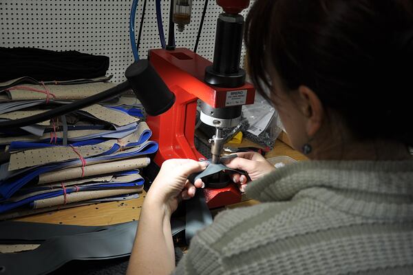 Narážení patentů ve výrobní hale Tilak