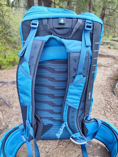 Batoh Osprey Talon 26 Man – pohled na záda a prodyšné anatomicky tvarované ramenní popruhy