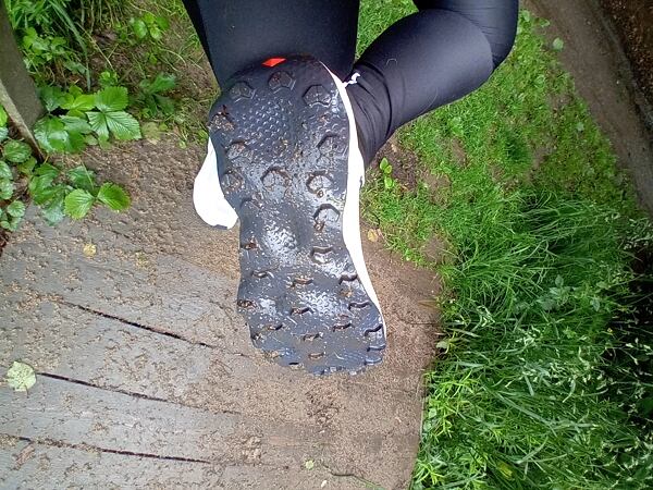 Dámské běžecké boty Salomon Ultra Glide 3 – prohlubně v podešvi snižují tlak na chodidlo