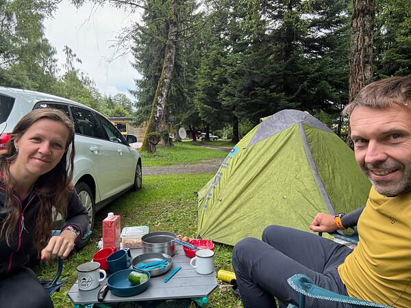 Honza: závod přerušen. Takže co s načatým dnem? Občerstvit, převlíct a jde se běhat v okolí Kaprunu