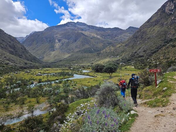 Santa Cruz trek a také cesta do Alpamayo base campu