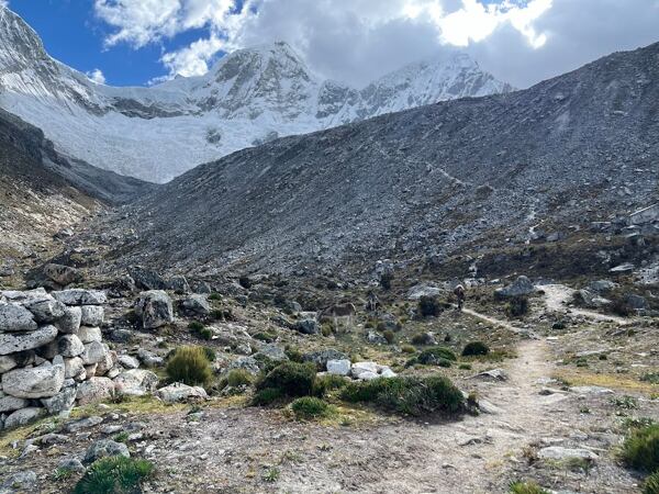 Oslí stezka vedoucí na Nevado Pisco, v pozadí skupina Huandoy