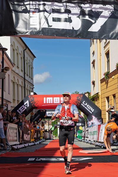 Foto: @beskydskasedmicka - Adam Korecký v cíli horského závodu B7 (2. místo) 