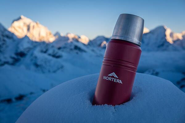 Termoska Nortera při testování v Nepálu Jakubem Cejpkem