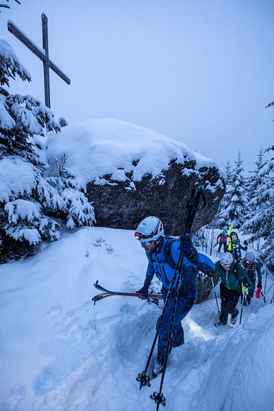 Průsmys, na který bylo nutné sundat lyže