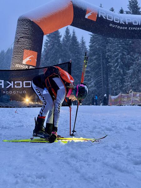 Opětovné lepení pásů před startem do druhého kola závodu Šumavský rys 2026