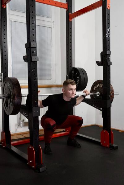 B1 ZADNÍ DŘEP: 2x těžká série 6 opakování