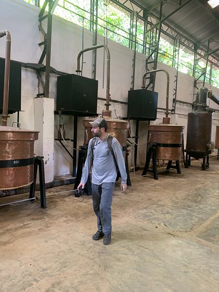 Součástí Lemuria landu je i nejstarší továrna na ostrově, která zpracovává květy Ylang Ylang, na fotce kamarád zoolog Tomáš