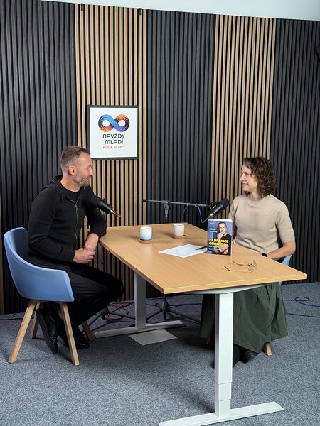 Hostem Markéty Chýňavové, moderátorky podcastu NAVŽDY MLADÍ, je v tomto dílu fyzioterapeut, kondiční trenér a také autor knihy Za hranice odolnosti Michal Novotný. 