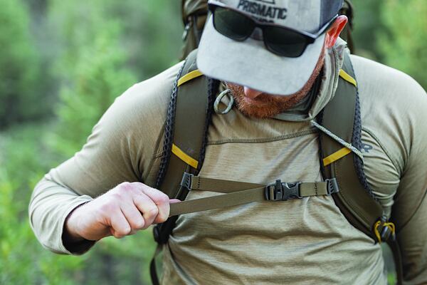 Hrudní pás by měl být nastavitelný nejen do šíře, ale i výškově. ístěná na přezce batohu