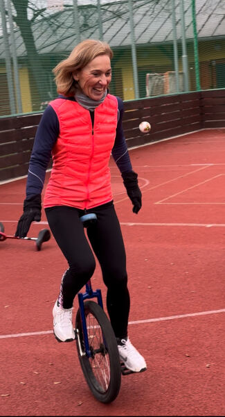 Hana Dvorská - jízdu na jednokolce se učila v šedesáti