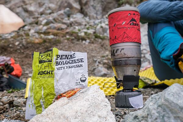 Adventure Menu můžete zalít vařící vodou nebo použít samoohřevné sáčky. Vybírat můžete z mnoha různých příchutí, slaných i sladkých