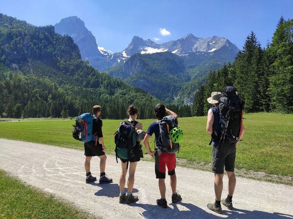 Pokud je k nástupu na ferratu ještě dlouhá cesta, bude se vám hodit další vybavení jako hole, bivak...