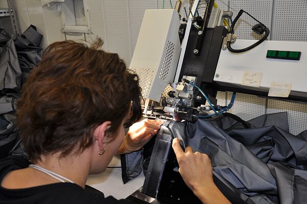 podlepování švů ve výrobní hale Tilak