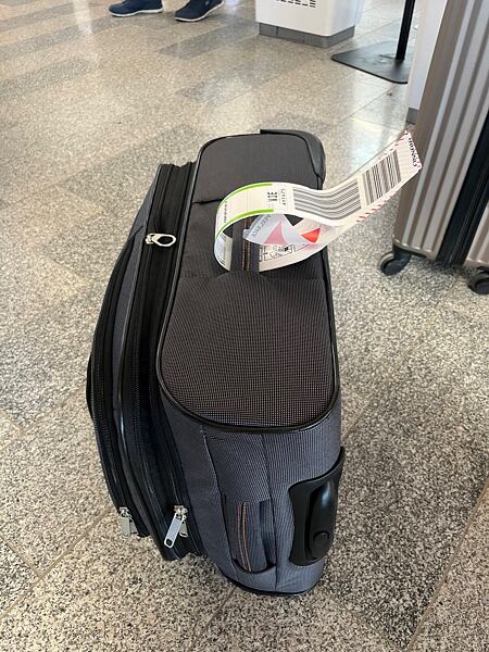 Slepte k sobě - v této pozici pak budete kufr dávat na pás