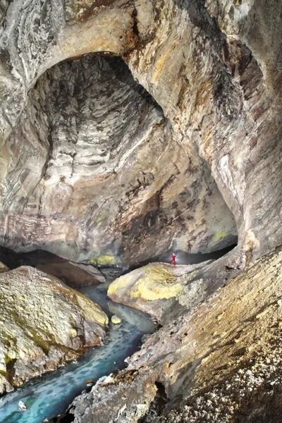 Největší prostora jeskyně Sulfur, dóm Vesmír, pojmenovaná po české vědeckém měsíčníku, s hromadami opadaného sádrovce, termální řekou a Sírovou kaplí v pozadí (foto M. Audy)