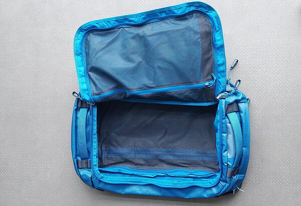 Taška Osprey Transporter Squffel 44 Uni – otevření tašky pomocí hlavního zipu a její jednotlivé sekce – otevření tašky pouze horním vstupem