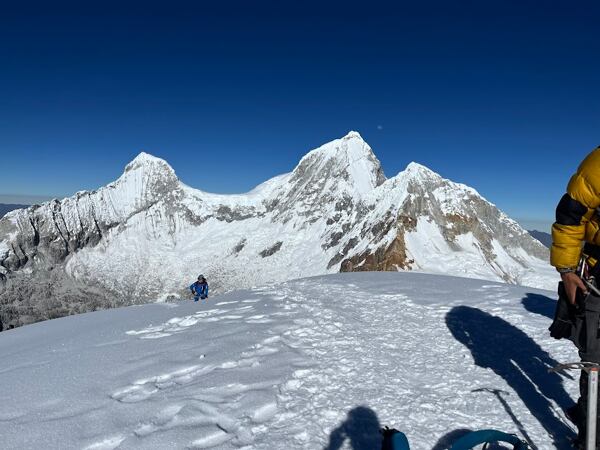 Pohled na skupinu Huandoy z vrcholu Nevado Pisco