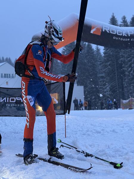 Opětovné lepení pásů před startem do druhého kola závodu Šumavský rys 2026
