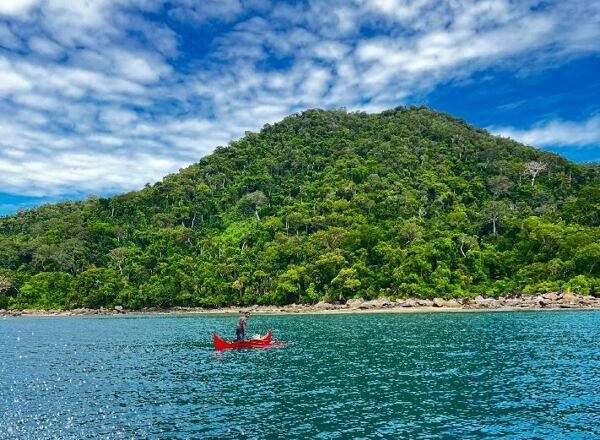 Rybář a v&nbsp;pozadí primární deštný prales NP Lokobe