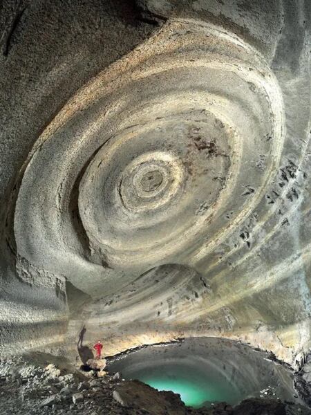 Jezero v jeskyni Želva se pravděpodobně řadí na třetí příčku nejrozlehlejších termálních podzemních jezer (foto M. Audy, R. Bouda)