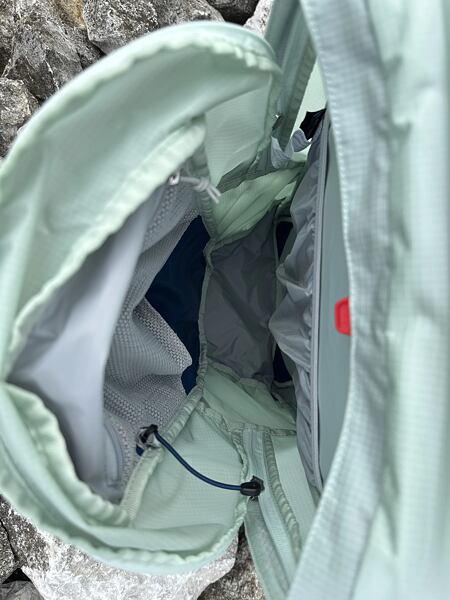 Batoh Osprey Talon 11 Man – vnitřní komora s kapsami