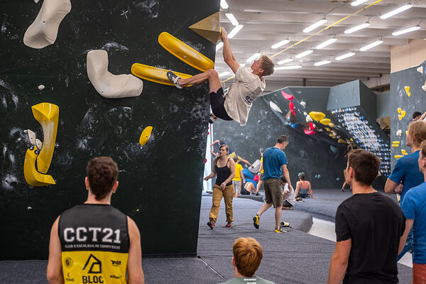 V rámci programu konference IRCRA 2025 bylo i společné lezení na boulderovce JamJam