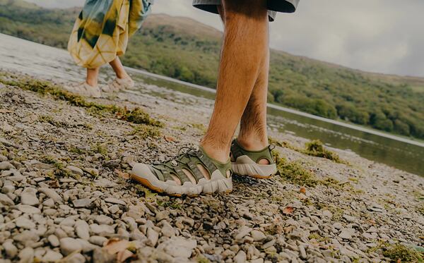 Popruhovina sandálů je voděodolná, to znamená, že nenasákne vodu dovnitř materiálu, proto rychle schnou