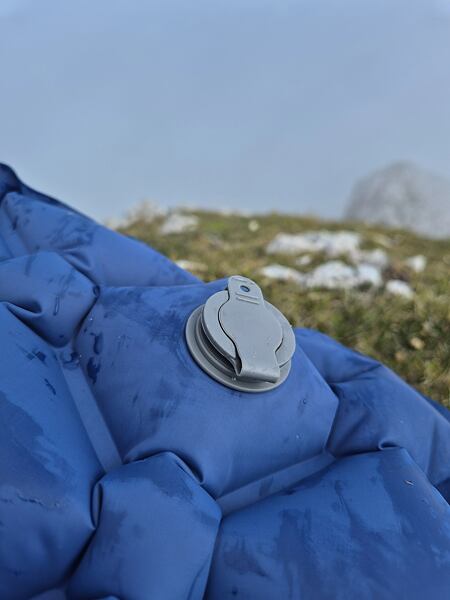 Nafukovací karimatka Hannah Curt 6,0 – detail dvouvrstvého ventilu