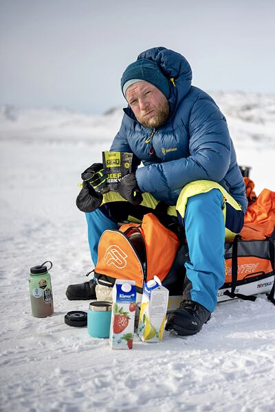 Jiří Tomašovič s expedičním jídlem Adventure Menu během ACT Grónsko
