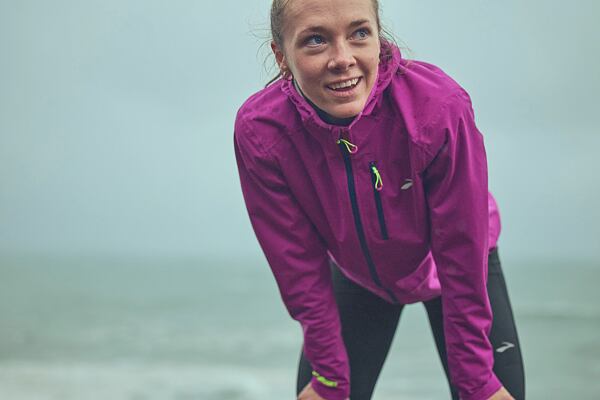 Počítejte s tím, že jakmile při běhu zastavíte, tělo si už nevyrábí teplo a okolní vítr způsobuje pocit chladu