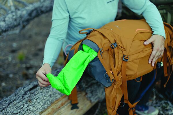 Některé batohy mají ve spodní části integrovanou pláštěnku