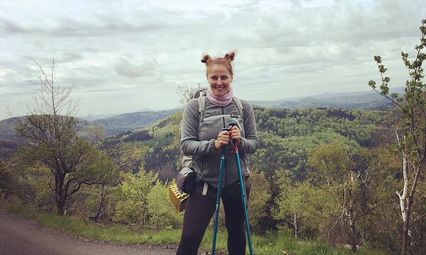 Péťa "Všudezdejší" jako první prošla severní větev Stezky Českem (1000 km)