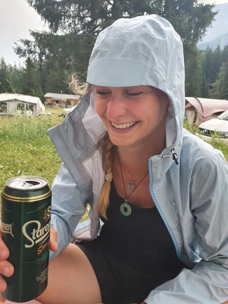 ...a současně dostatečně pevný, aby zabraňoval stékání kapek deště do očí a umožňoval periferní výhled