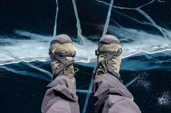 Bajkalský led hladký jako zrcadlo a pod ním černočerná tma