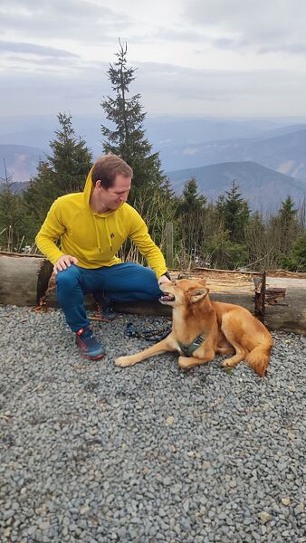 Dostatečně hřejivá na jarní procházky přírodou s psím parťákem