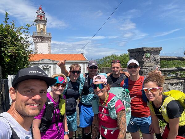 Naše běžecká parta v jedné z malebných španělských vesniček