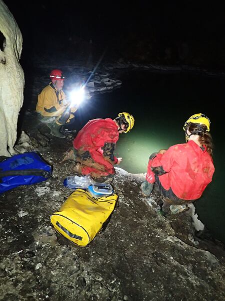 V jeskyni Želva probíhají odběry vzorků a dokumentování