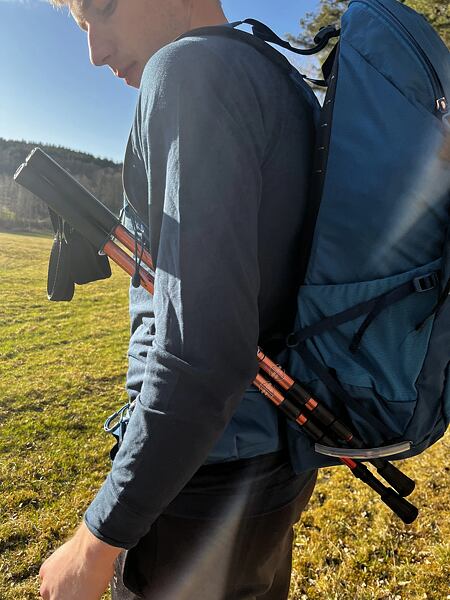 Batoh Osprey Talon 26 Man – praktický systém na uchycení holí i za chůze