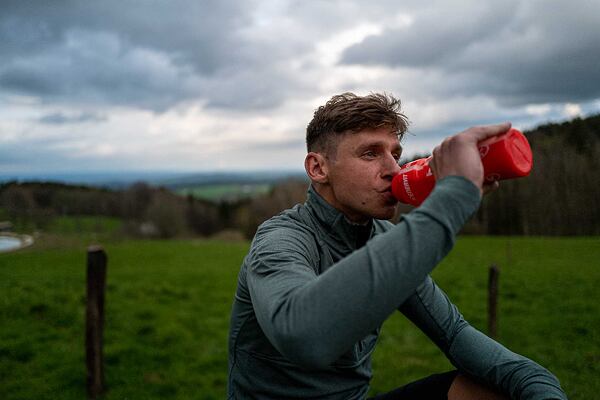 Zástupci našeho týmu doplňují energii během přeběhu Novohradských hor 