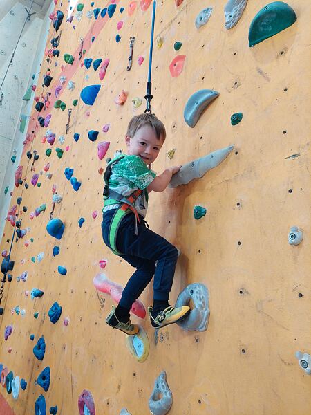 Pro nejmenší lezce jsou organizované nejen lezecké kroužky, ale i kurzy lezení rodičů s dětmi