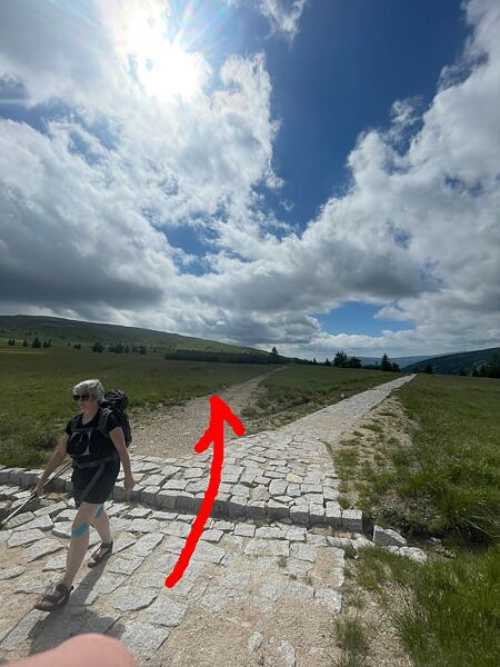 Z Kozích hřbetů vede šotolinová dálnice (na obrázku vlevo) a na rozcestí před Luční boudou se otáčíme o 170° směr Bílé Labe