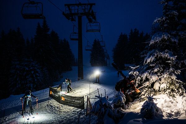 Na vrcholu si závodníci lyže sundali a před sjezdem dolů je čekal je průsmys skalkou na botách