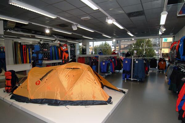 Foto z otevření nové prodejny v Plzni na Americké z roku 2003, v popředí expediční stan Hannah Expedition