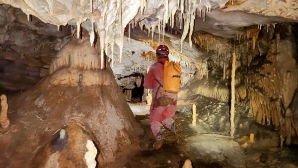 Jeskyně Kobyla (Shpella Pelë, Mare Cave), nově objevené prostory nazvané Tygříkův sen – před průlezem z Divadýlka do Andělského dómu (foto M. Bartošek)