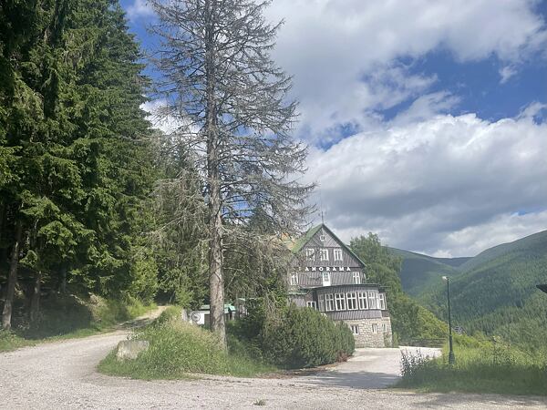 U hotelu Panorama se již silnice mění v trailovější podklad