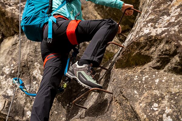 Na ferratu jsou ideální botou nástupovky - boty do lehčího skalnatého terénu, kde to není ještě na lezečky a zároveň už ne na tenisky