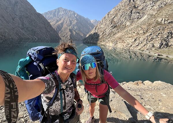 Evča (vlevo) s kamarádkou Blankou při svém treku napříč Tádžikistánem